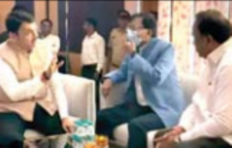 सीएम फडणवीस ने सांसद संजय राउत की कुशलता पूछी : दाेनाें में 15 मिनट हुई चर्चा